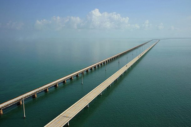 Cầu Bảy Dặm, Florida: Cầu Bảy Dặm là cây cầu 6.765 dặm trải dài qua Đại Tây Dương ở Florida Keys. Vì vậy, nếu bạn ghét cầu và sợ hãi đại dương đừng đi trên cây cầu dường như vô tận này.