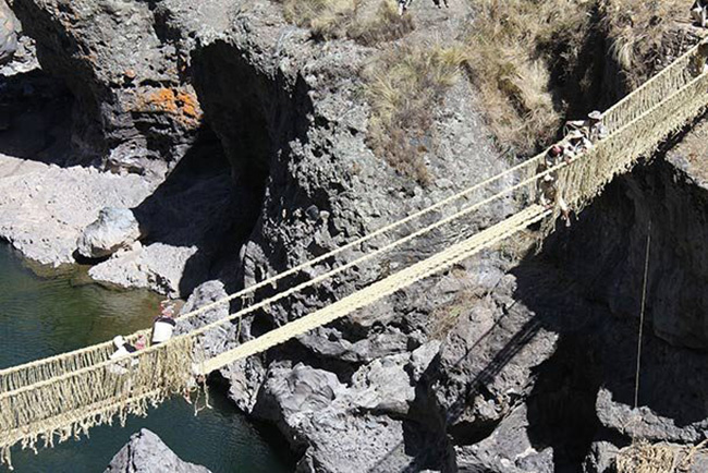 Cầu Qeswachaka, Peru: Vượt qua hẻm núi sông Apurimac, cầu Qeswachaka là một thiết kế Inca cổ, được xây dựng từ sáu sợi cáp mảnh với lòng cầu là thân cây bạch đàn. Các sợi cáp bị hư hỏng nhanh chóng và phải được xây dựng lại hàng năm.
