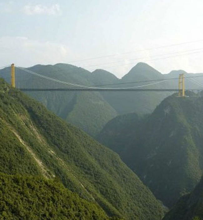 Sidu River Bridge, Trung Quốc: Mọi người sợ độ cao sẽ muốn chú ý đến cái này. Với chiều cao 495.9096m và dài 1221.943m, cầu sông Sidu là cây cầu treo cao nhất thế giới.