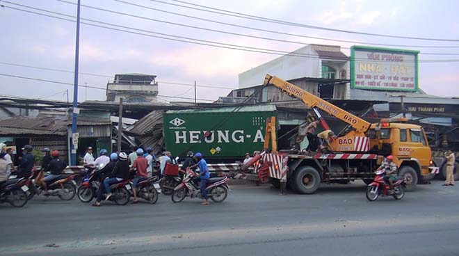 Xe container “đại náo”, tông sập 4 căn nhà ở Sài Gòn lúc rạng sáng - 1