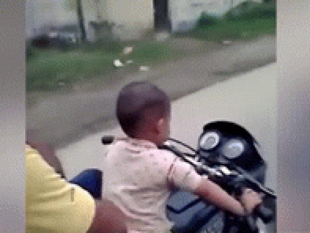 Video: Thót tim bé 3 tuổi lái môtô cỡ lớn, chở 3, lao vun vút