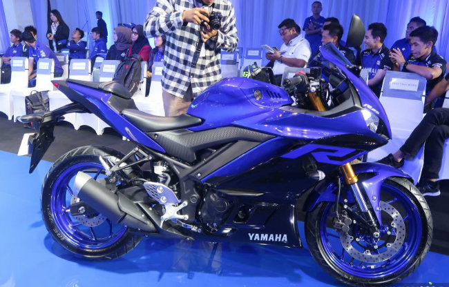 Nạp nhiên liệu cho xe là hệ thống phun xăng điện tử EFI. Nhìn 2019 Yamaha YZF-R25 cho thấy thân xe mô phỏng theo đàn an YZF-R1 và YZF-R1M nên rất chất và ngầu.