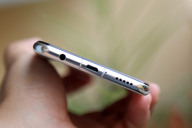 Sau phiên bản màu tím và đen được người dùng yêu thích trong thời gian qua, Huawei đã giới thiệu thêm phiên bản nova 3i màu trắng ngọc trai tại Việt Nam.