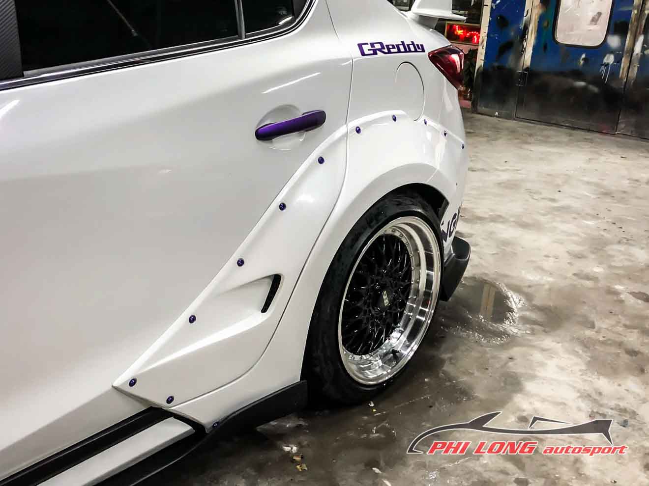 Mazda 3 độ &#34;thân rộng&#34; Rocket Bunny lạ mắt tại Sài Gòn - 5