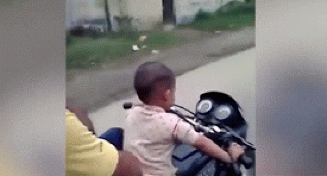Video: Thót tim bé 3 tuổi lái môtô cỡ lớn, chở 3, lao vun vút - 1