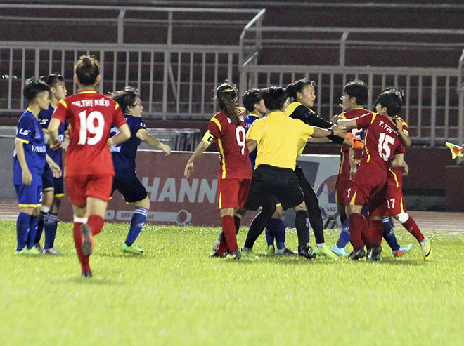 Cầu thủ nữ Việt Nam loạn đả giở võ trên sân: Người trong cuộc nhận lỗi - 1