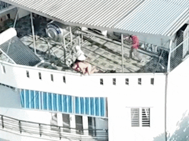 Clip: Người nước ngoài nhảy từ lầu 4, Cảnh sát 113 chụp tay cứu mạng
