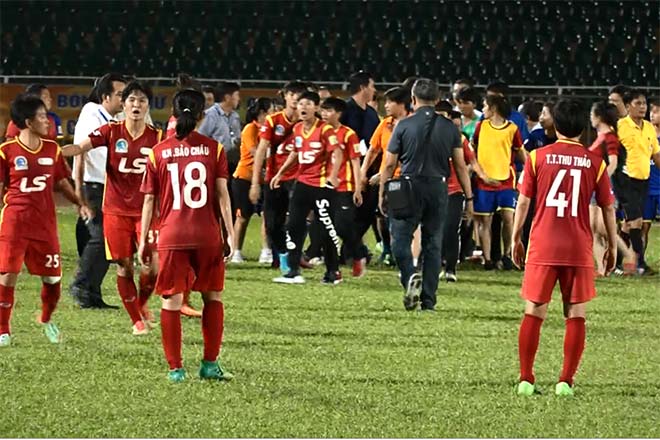 Cầu thủ nữ Việt Nam ẩu đả đấu võ trên sân: Tuyển thủ cũng bị phạt nặng - 1