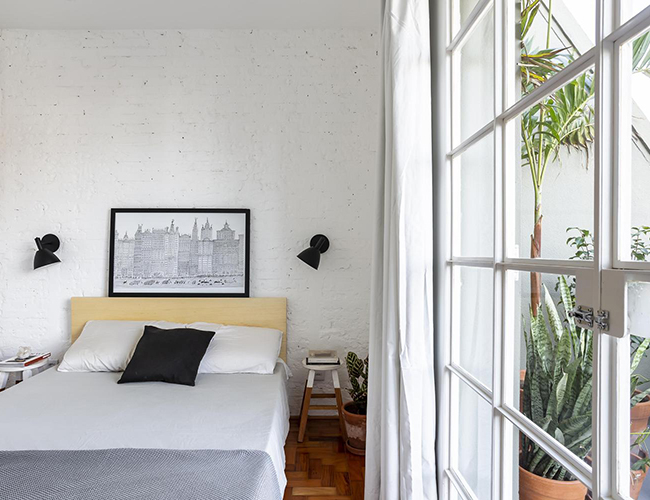 Xu hướng thiết kế phòng ngủ hiện đại ưa chuộng thay tường bằng vách kính để có khoảng nhìn rộng và đẹp hơn ra bên ngoài