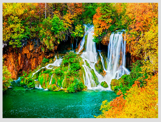 Thác nước với màu sắc độc đáo của mùa thu ở Plitvice Lakes, Croatia.