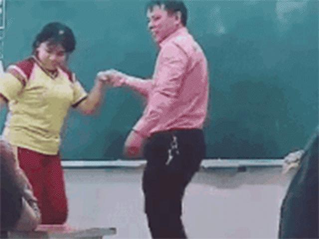 Bạn trẻ - Cuộc sống - Màn khiêu vũ cực yêu của thầy trò trên bục giảng