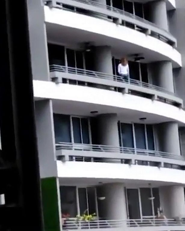 Panama: Cô gái ngã từ ban công tầng 27 vì mải chụp ảnh selfie - 1