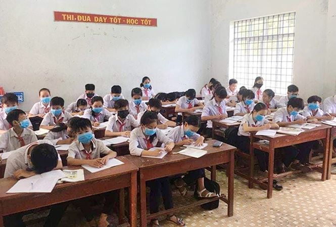 Nhấn vào ảnh để phóng to Kỳ lạ, cả lớp học đeo khẩu trang nghe giảng - 1