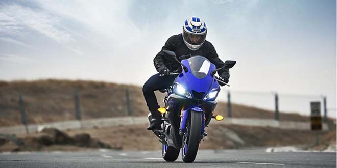Phân khúc sportbike 250cc: Chọn Ninja 250 hay Yamaha YZF-R25 mới? - 1