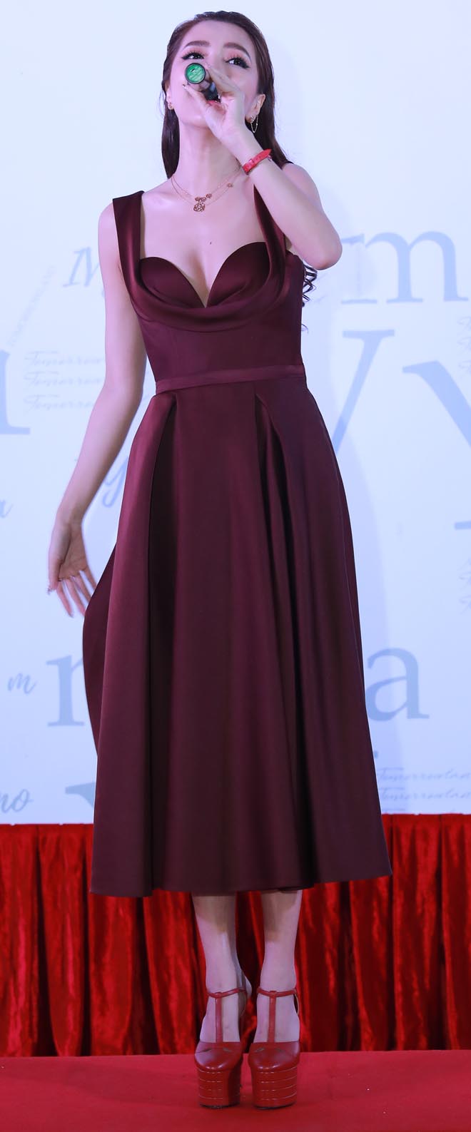 Bích Phương, Chi Pu, Diễm My mặc váy xẻ sâu - 4