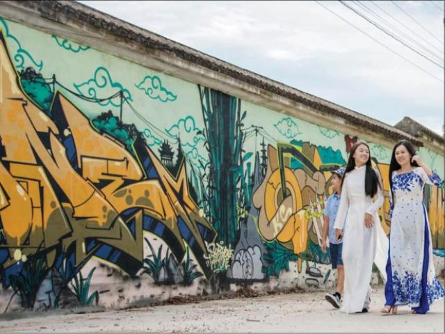 Du lịch - Du khách rộn ràng check-in con đường "bích họa" độc nhất xứ Huế