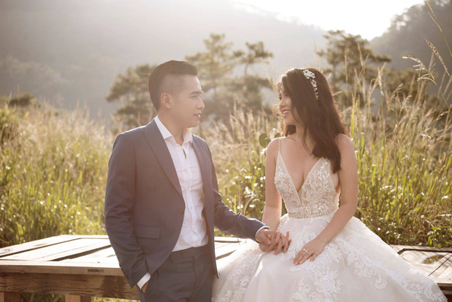 Cách đây ít giờ, ca sỹ Tiêu Quang bất ngờ chia sẻ bộ ảnh cưới của anh với bạn gái xinh đẹp Ngọc Bích.