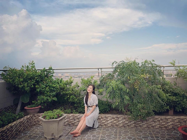 Dù chỉ chụp một góc sân thượng song điều đó đã đủ thấy độ rộng rãi, khang trang của căn nhà mà gia đình Hương Tràm đang sinh sống.