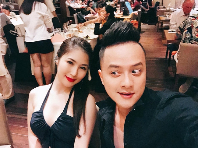 Cô thường xuyên đi đi về về giữa Mỹ và Việt Nam để phục vụ khán giả. Ảnh: Hương Tràm khiến Cao Thái Sơn nhìn không chớp mắt vì ăn mặc gợi cảm khi cùng tham gia một sự kiện.