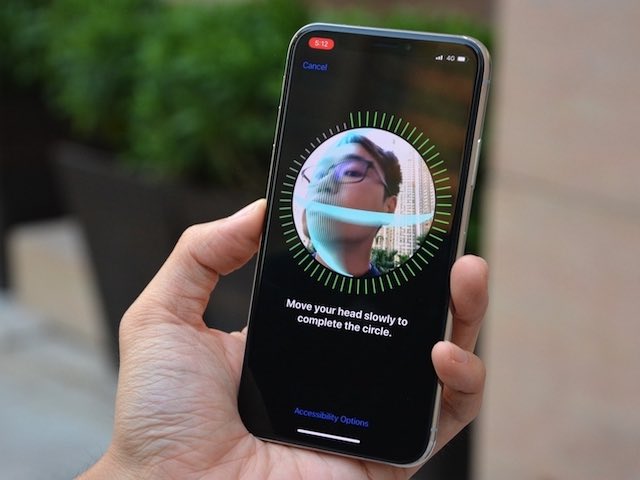Cảnh sát Mỹ được khuyến cáo tránh nhìn màn hình iPhone bị khóa bằng Face ID
