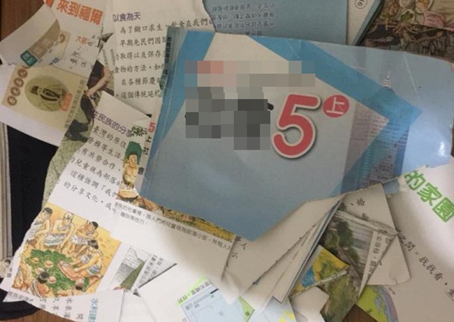 Tức giận vì con phải chép 22 trang sách, người cha có hành động gây choáng - 1