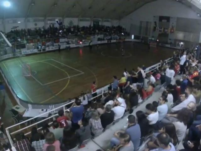 Thể thao - Tim đập chân run: Đang đấu chung kết mất điện "gạch" rơi như mưa