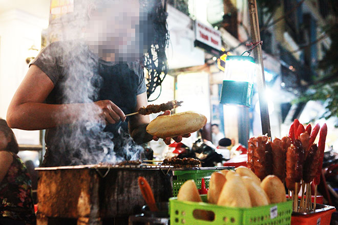 Phạt đầu bếp không đeo găng tay bốc đồ ăn: Ai bắt lỗi, xử lý? - 1