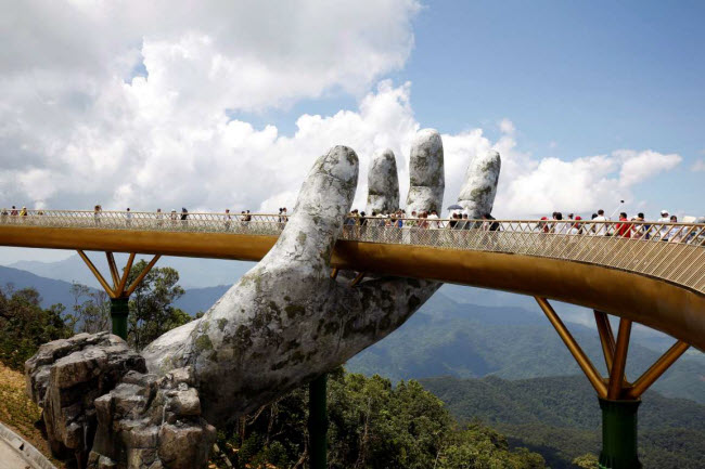 Cầu Vàng ở Bà Nà Hills, Việt Nam: Cây cầu được nâng bởi hai cấu trúc bê tông cốt thép hình bàn tay khổng lồ, nằm ở độ cao 1.000 m so với mực nước biển. Vật liệu được sử dụng cho cấu trúc bàn tay là sợi thủy tinh và thép.