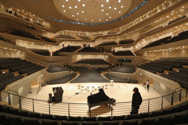Nhà hát Elbphilharmonie, Đức: Nằm trên bờ sông Elbe ở thành phố Hamburg, công trình văn hóa này có 3 phía được bảo quanh bởi nước. Điểm hấp dẫn chính ở đây là nhà hát giao hưởng với cấu trúc được làm từ 10.000 tấm sợi – thạch cao.