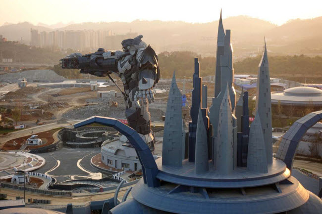 Công viên giải trí Thung lũng khoa học viễn tưởng Phương Đông, Trung Quốc: Gây ấn tượng với người máy khổng lồ như trong phim Transformer, công viên giải trí  thực tế ảo đầu tiên ở Trung Quốc là điểm đến hấp dẫn với nhiều du khách.