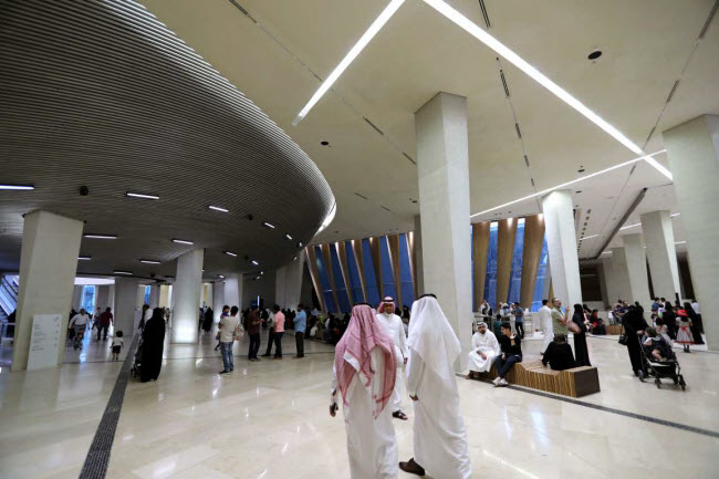 Trung tâm Văn hóa Thế giới King Abdulaziz, Ả Rập Saudi: Nằm trên sa mạc ở Dhahran, công trình này là biểu tượng của sự thay đổi ở Ả Rập Saudi. Nơi đây bao gồm các khu triển lãm, thư viện với 200.000 đầu sách.