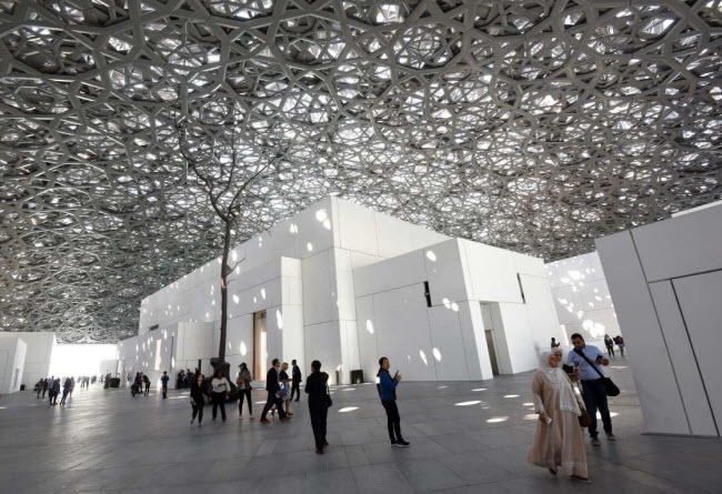 Bảo tàng Louvre Abu Dhabi, UAE: Lấy cảm hứng từ bảo tàng Louvre ở thành phố Paris, bảo tàng ở Abu Dhabi là nơi trưng bày các tác phẩm của nghệ sĩ nổi tiếng như Claude Monet và Vincent van Gogh. Mái vòm của công trình được làm từ nhôm, trông như cây cọ trên sa mạc.