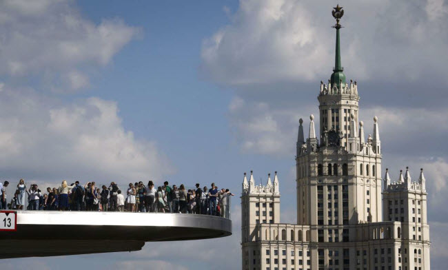 Công viên Zaryadye, Nga: Công viên ở thành phố Moscow gây ấn tượng với động băng, phòng hòa nhạc và cây cầu hình boomerang nhìn xuống sông Moscow.