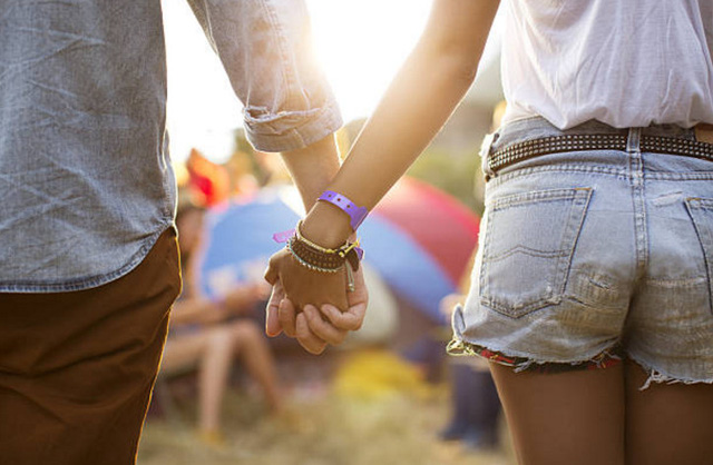 Cách nắm tay tiết lộ người đó có thực sự yêu bạn - 1