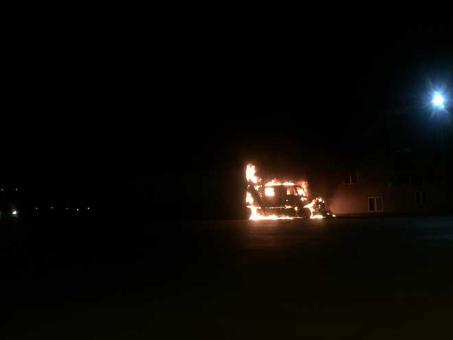 Xe container đỗ cạnh trạm xăng bốc cháy dữ dội trong đêm - 1