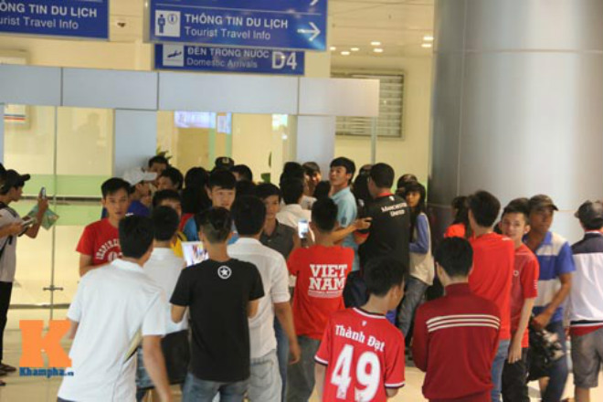 ĐT Việt Nam đi Hàn Quốc luyện công: &#34;Rừng&#34; fan nữ bao vây Tiến Dũng, Xuân Trường - 1