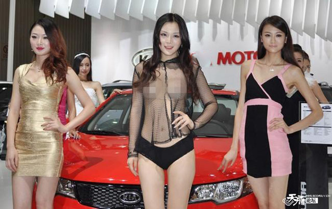 Người mẫu tại triển lãm xe hơi Thành Đô, Trung Quốc thậm chí vô tư mặc "thả rông".