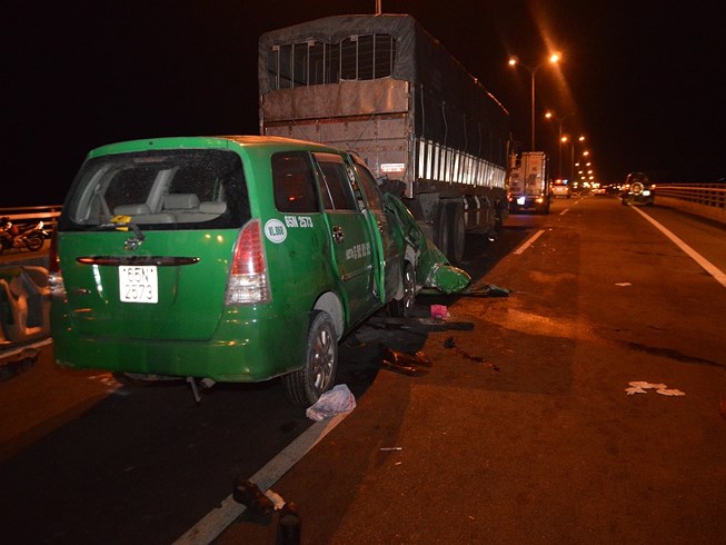 3 người trên taxi tử vong sau cú tông vào xe tải đang dừng - 1
