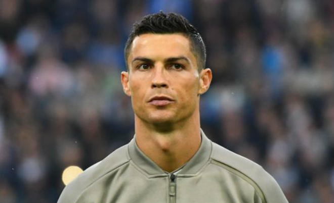 Ronaldo bị tố hiếp dâm: Fan cuồng chế nhạo CR7 bằng bánh quy gây bão - 1