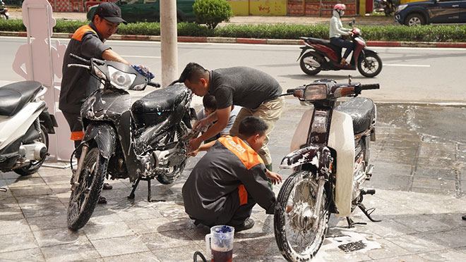 Rủ nhau xếp hàng rửa xe miễn phí trước cửa Kowon Vạn Phúc - 1