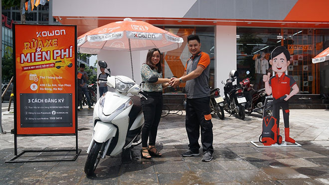 Rủ nhau xếp hàng rửa xe miễn phí trước cửa Kowon Vạn Phúc - 2