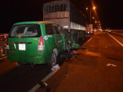 3 người trên taxi tử vong sau cú tông vào xe tải đang dừng