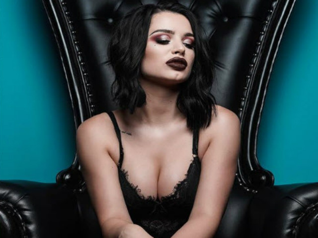 Thể thao - Nữ thần đấu vật tái xuất: “Chiêu đãi” hình ảnh bỏng mắt