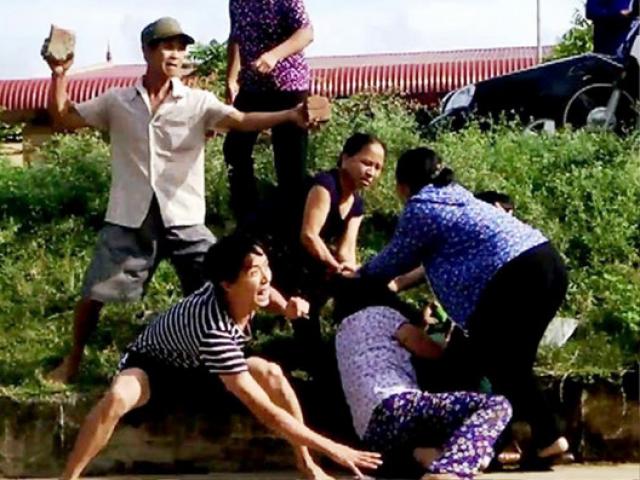 Bị ngăn chặt cây hoa sữa, 8 người xông ra đánh, chém vợ chồng hàng xóm dã man