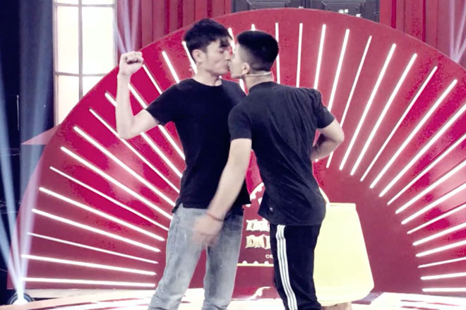 Hai chàng trai hôn nhau trên sân khấu khiến Trấn Thành sững người - 1