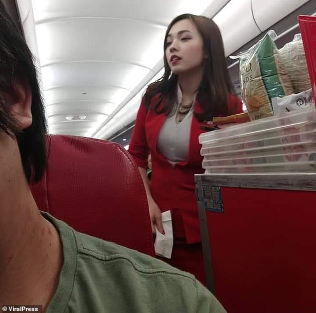 Ảnh chụp trộm nữ tiếp viên hàng không &#34;nóng bỏng nhất thế giới&#34; gây sốt - 1