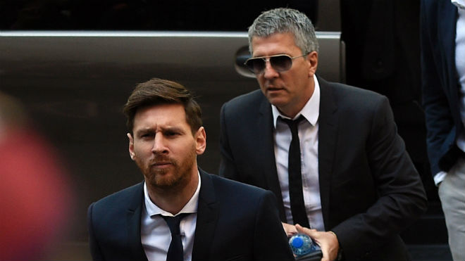 Barca &#34;dính chàm&#34;: Từ Messi trốn thuế đến 2 SAO đánh người rợn tóc gáy - 3