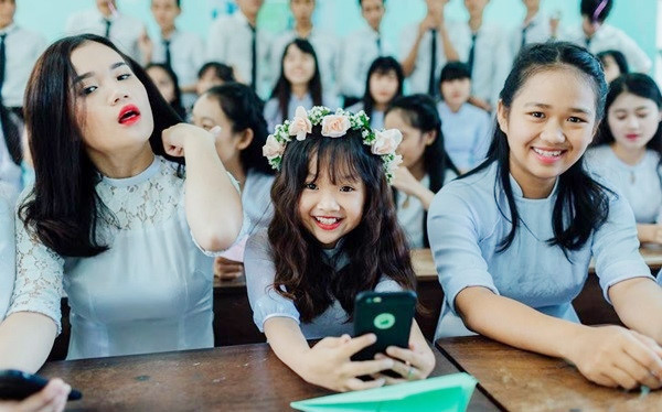 Nữ sinh 19 tuổi với thân hình &#34;em bé 6 tuổi&#34; gây ngỡ ngàng - 1