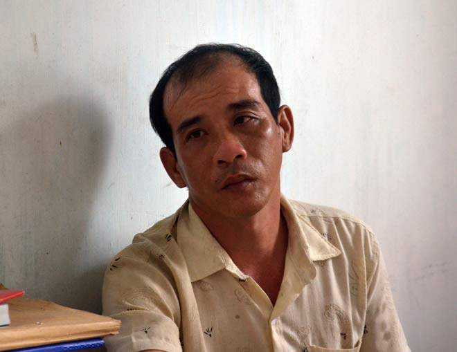 Đang ngủ trưa, chồng bất ngờ dùng dao đâm vợ - 1