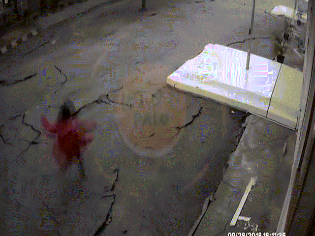 Video: Đường phố nứt ra dưới chân người chạy động đất ở Indonesia
